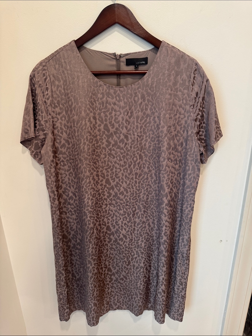 🔥 OBSESSED! Lost April Satin Leopard Jacquard Shift Dress – So Chic!